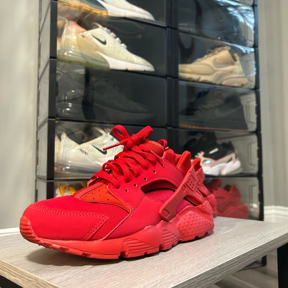 Red Nike Huarache sneakers ❤️ 7 youth size will fit women’s 8 or 7